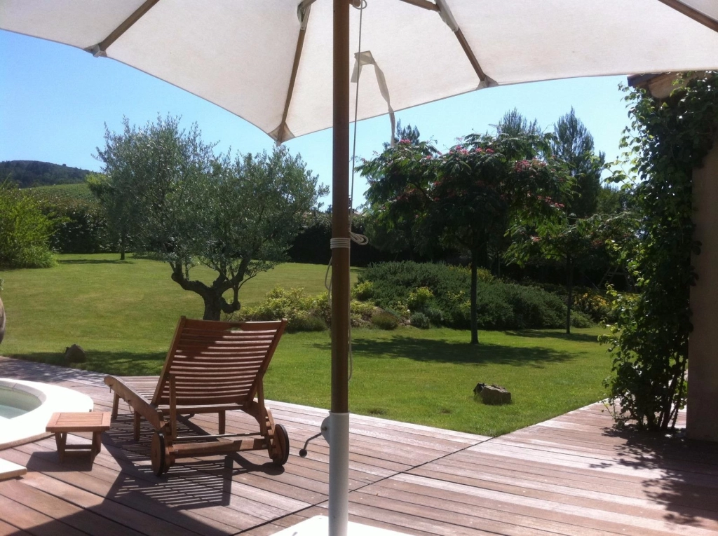 jardin avec jolie terrasse aménagée avec vu sur la mer