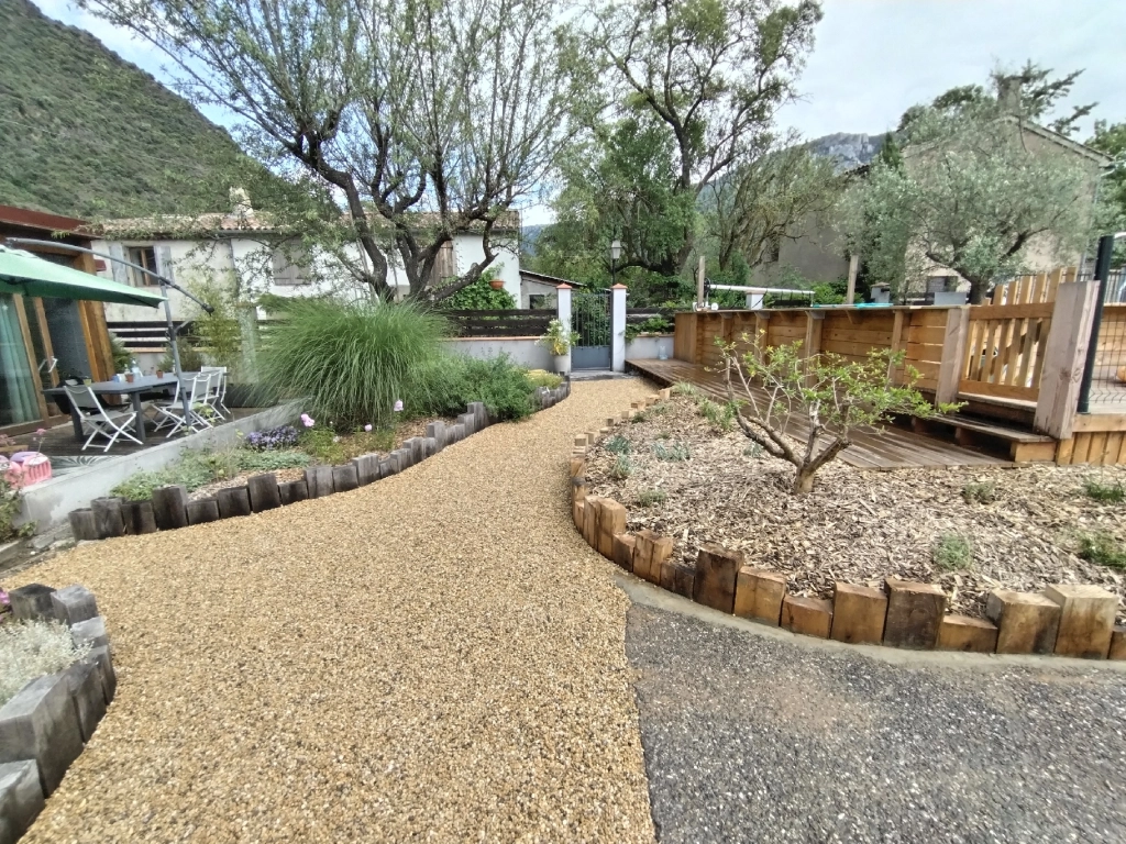 paysagiste faisant une plantation dans un jardin
