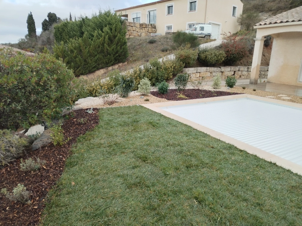 joli jardin créé par un paysagiste avec plantations et maçonnerie de jardin