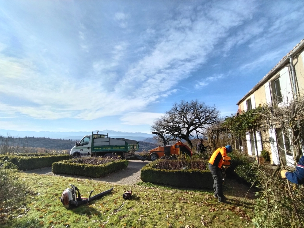 photo d'un entretien de jardin avec brouette, pelle et seau