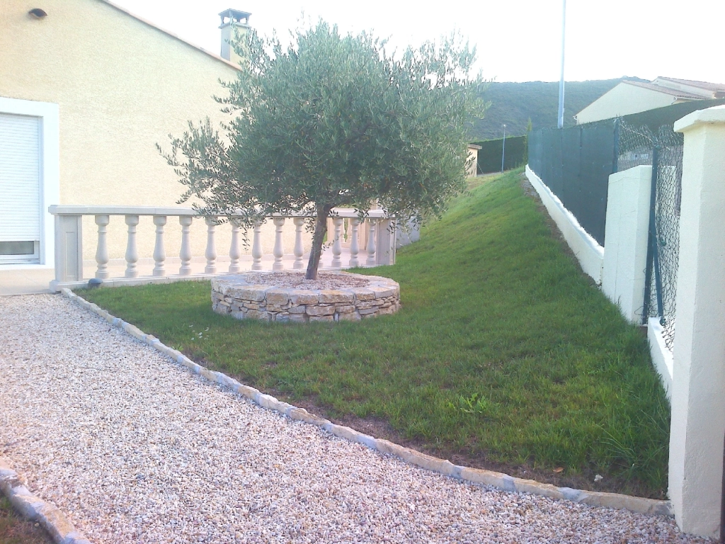 mur en pierre naturelle dans un jardin : œuvre de maçonnerie paysagère