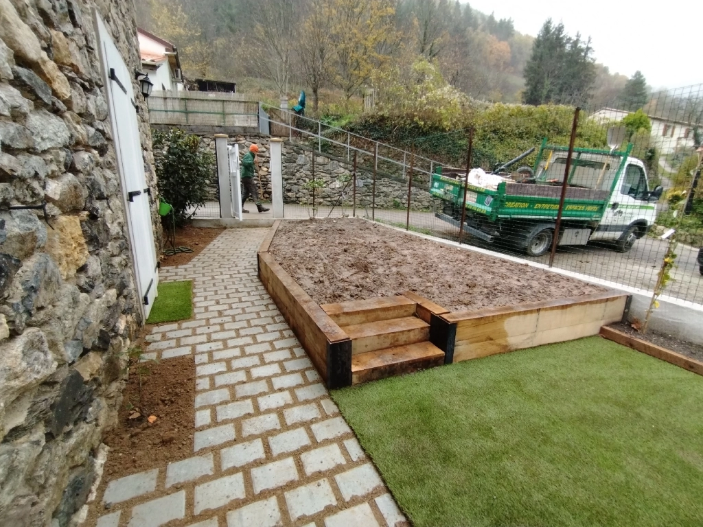 maison avec un muret en pierre naturelle devant le jardin